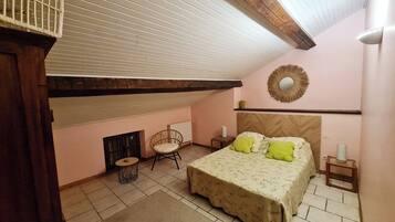 4 bedrooms, iron/ironing board, free WiFi, bed sheets