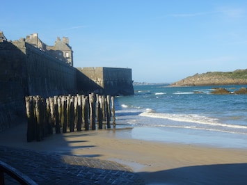 La plage avec ses brise-lames