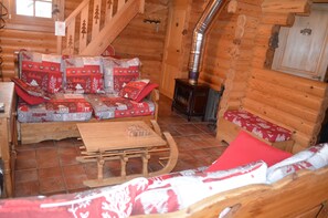 Televisión, chimenea y reproductor de DVD 