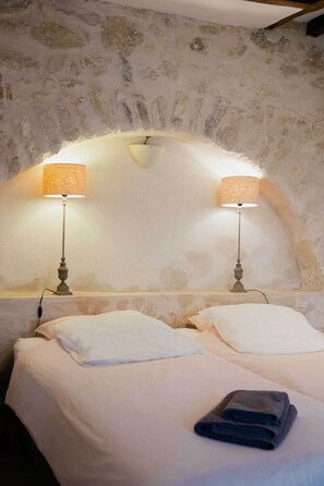 2 bedrooms, iron/ironing board, free WiFi