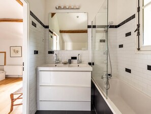 A modern bathroom with a white vanity, a glass shower enclosure, and a large mirror above the sink. - Le Cottage - Ferme de Pontaly (BAILLY)
