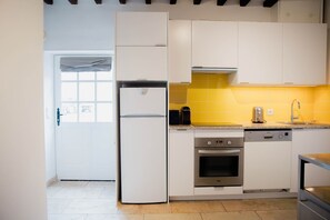 Fridge, microwave, oven, dishwasher - Le Cottage - Ferme de Pontaly (BAILLY)