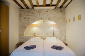 2 bedrooms, iron/ironing board, free WiFi