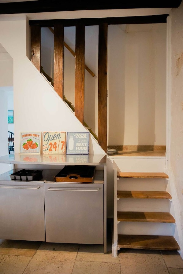A staircase with wooden steps and a white wall. There are signs on the wall advertising 'strawberries' and 'open 24/7.' - Le Cottage - Ferme de Pontaly (BAILLY)