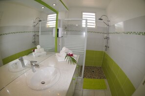 Shower, hair dryer, towels - Etal Paradise, a Tropical Paradise in Sainte-Anne in Guadeloupe (SAINTE ANNE)