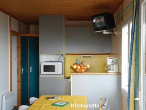 Réfrigérateur, micro-ondes, plaque de cuisson, cafetiÚre/bouilloire