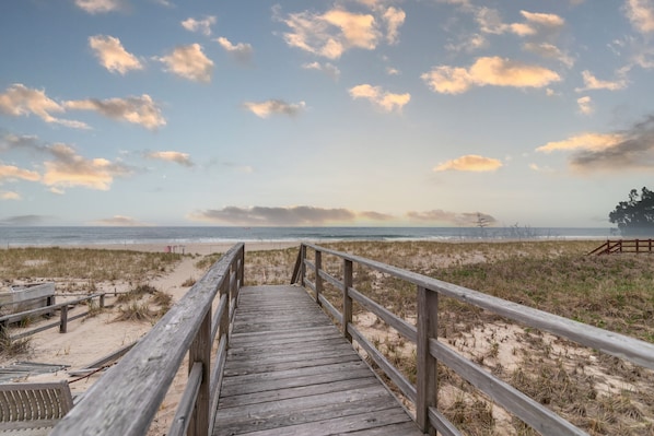 Plage, chaises longues, serviettes de plage