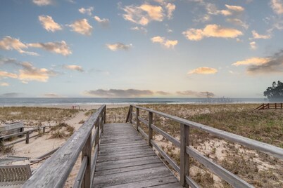 Westhampton Beach Oceanfront, 4 Bedrooms, Pool. Super Clean. Relax and Chill.