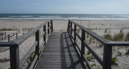 Westhampton Beach Oceanfront, 4 chambres, piscine. Super propre. PrĂȘt Ă se dĂ©tendre.