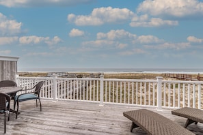 Outdoor dining - Westhampton Beach Oceanfront, 4 Bedrooms, Pool. Super Clean. Relax and Chill. (Westhampton Beach)