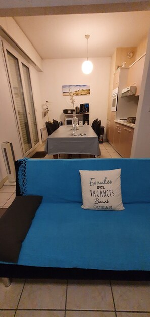 تلفزيون، مشغل دي في دي، كُتُب، مكتبة فيديو