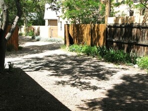 المنطقة المحيطة بالمنشأة