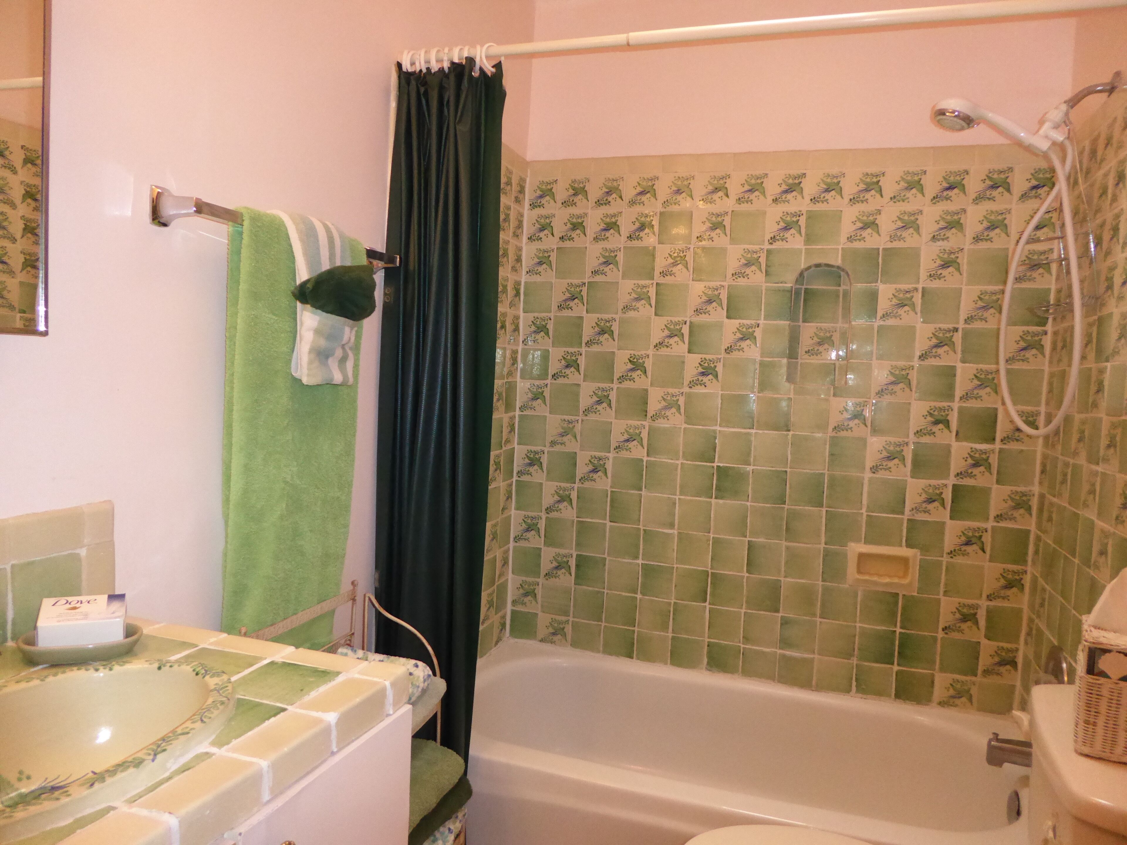Ein Badezimmer mit einer Badewanne, einer Dusche und einem Waschbecken.