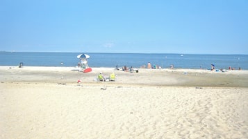 Plage à proximité, chaises longues, serviettes de plage