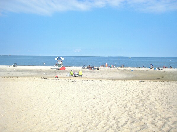 Beach nearby, sun-loungers, beach towels