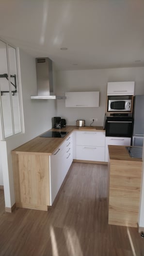 Fridge, microwave, oven, stovetop - Large house feet in the water (Hôpital-Camfrout)
