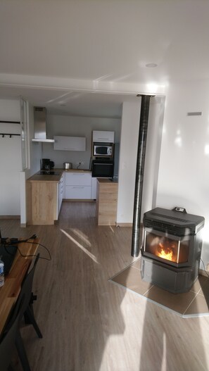 Fridge, microwave, oven, stovetop - Large house feet in the water (Hôpital-Camfrout)