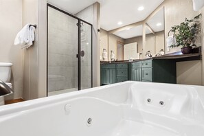 Badewanne, Haartrockner, Handtücher, Toilettenpapier