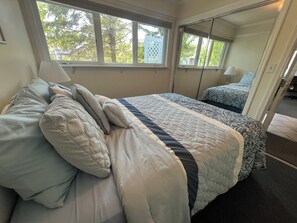 3 bedrooms, iron/ironing board, travel cot, free WiFi - 3Bed/2Bath 1 block to Beach/Prom, Jetted Tub, Gas Fireplace, Homey (Seaside)