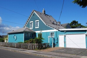 Exterior - 3Bed/2Bath 1 block to Beach/Prom, Jetted Tub, Gas Fireplace, Homey (Seaside)