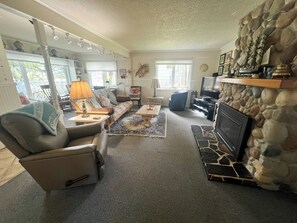 Smart TV, fireplace, DVD player - 3Bed/2Bath 1 block to Beach/Prom, Jetted Tub, Gas Fireplace, Homey (Seaside)