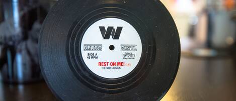 Un disco de vinilo con una etiqueta que indica que es un disco de 45 RPM, producido por SWB, y titulado 'REST ON ME!' de The Nostalgics.