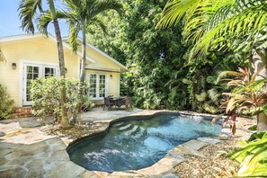 A house with a swimming pool surrounded by tropical vegetation. - Mango Haus - Savor Tropical Living by a Lush Lagoon Pool (West Palm Beach)