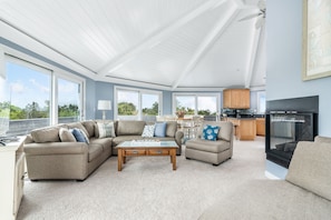 Smart TV, fireplace, DVD player, books - Luxury Chappaquiddick Getaway with Oceanviews  (Chappaquiddick)