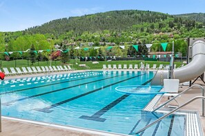 Piscina all'aperto, una piscina riscaldata