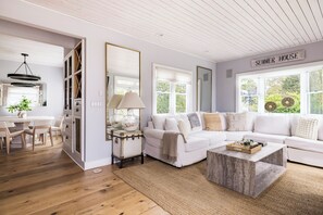 Smart TV, fireplace, DVD player, books - Prime location! Walk to Beach! Wainscott Family House & Cottage. Pool & Hot Tub! (Wainscott)