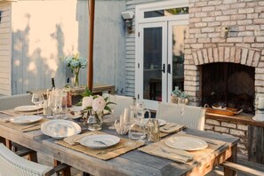 Outdoor dining - Prime location! Walk to Beach! Wainscott Family House & Cottage. Pool & Hot Tub! (Wainscott)