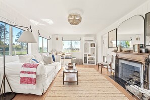 Smart TV, fireplace, DVD player, books - Prime location! Walk to Beach! Wainscott Family House & Cottage. Pool & Hot Tub! (Wainscott)