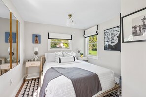 5 bedrooms, desk, iron/ironing board, travel cot - Inis Fada Farm at Sayres: Two-House Wainscott S. of Hwy Estate - Walk to Beach! (Wainscott)