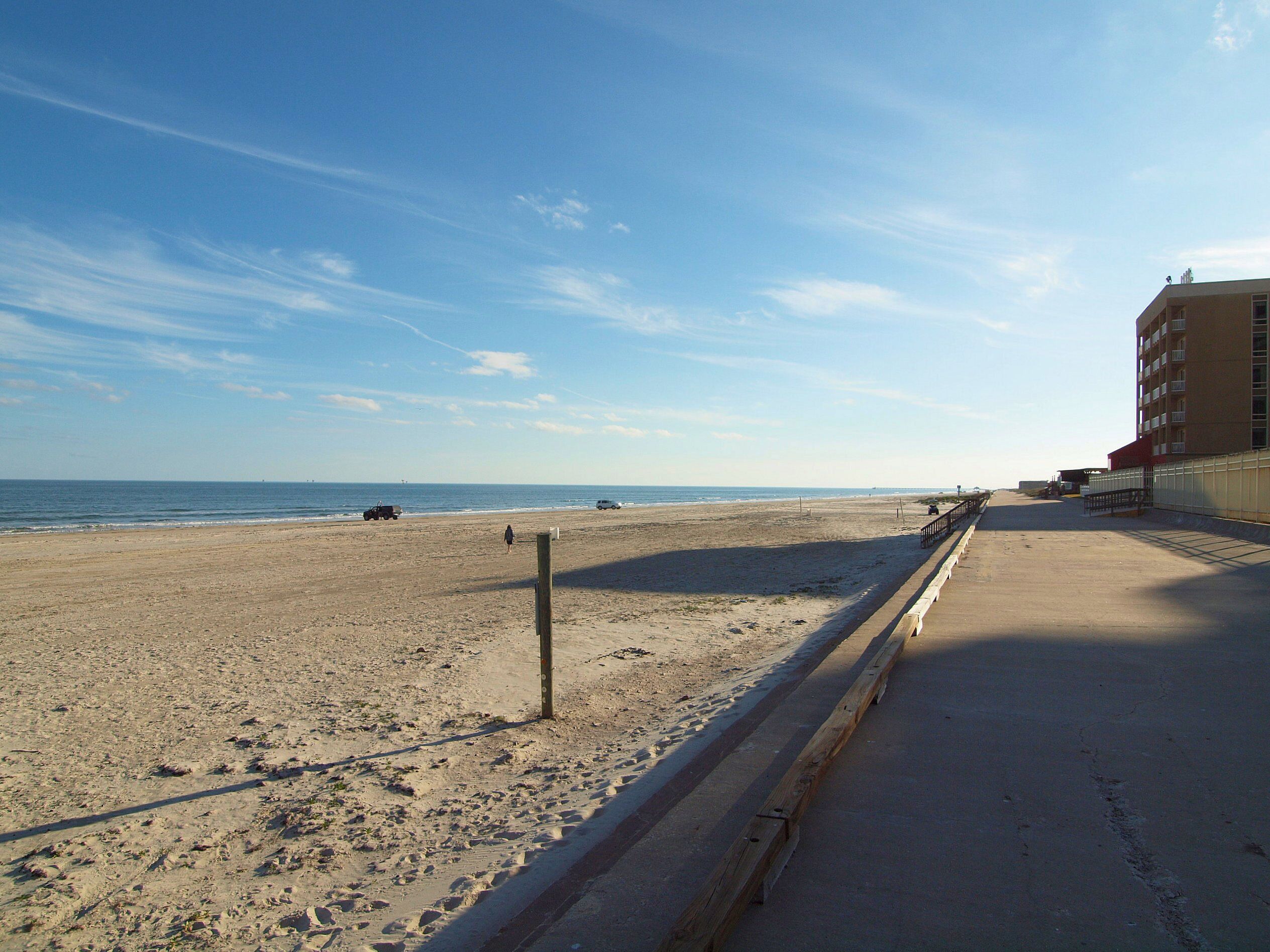 Ranta lähistöllä, aurinkotuoleja