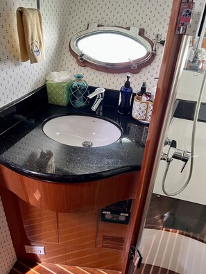 Shower, hair dryer, towels, toilet paper - Beautiful yacht living on the water, close to beach and bars & restaurants ! (Marco Island)