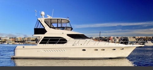 Beautiful yacht living on the water, close to beach and bars & restaurants !