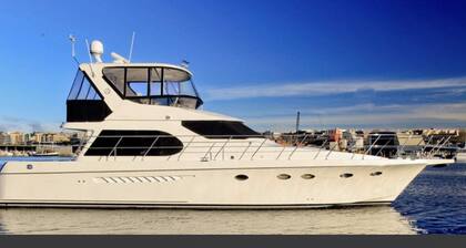 Beautiful yacht living on the water, close to beach and bars & restaurants !