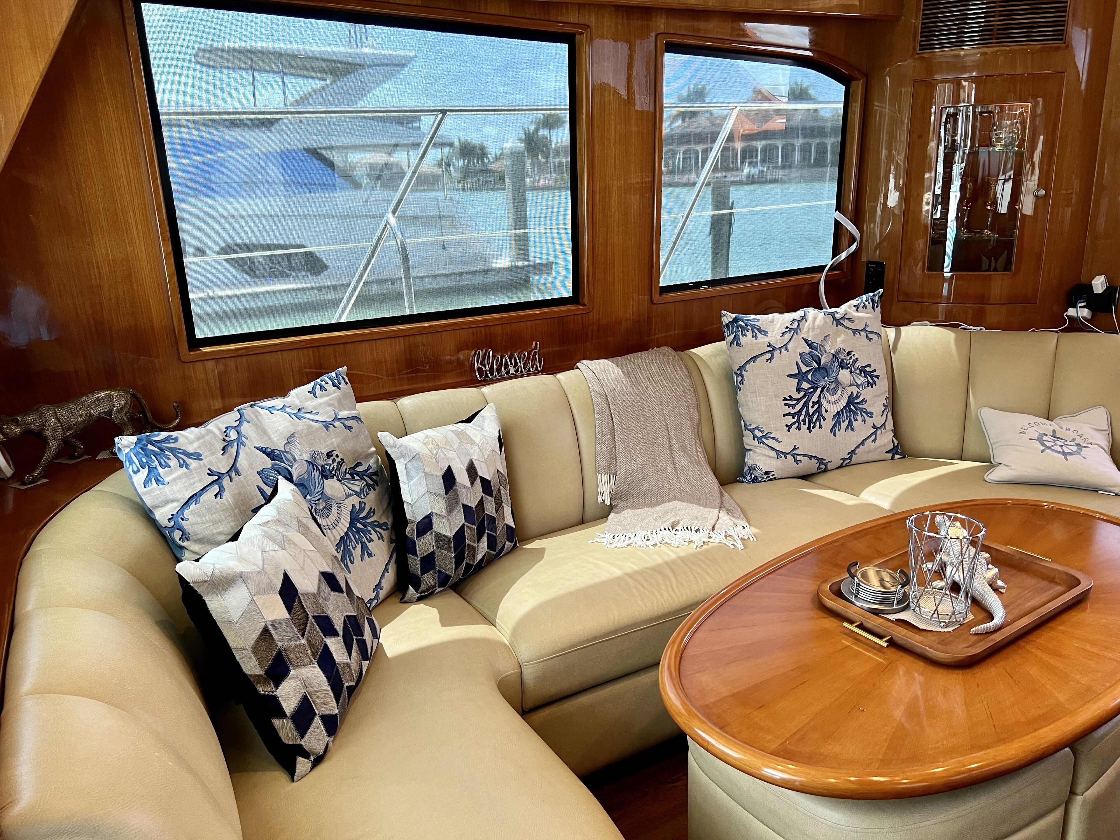 Een smart-tv en een stereo