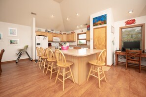 Fridge, microwave, oven, stovetop - 8 BEDROOMS: Book your vacation now! (Corolla)
