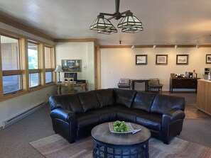 Smart-TV, DVD-Player, Bücher, Computerbildschirme