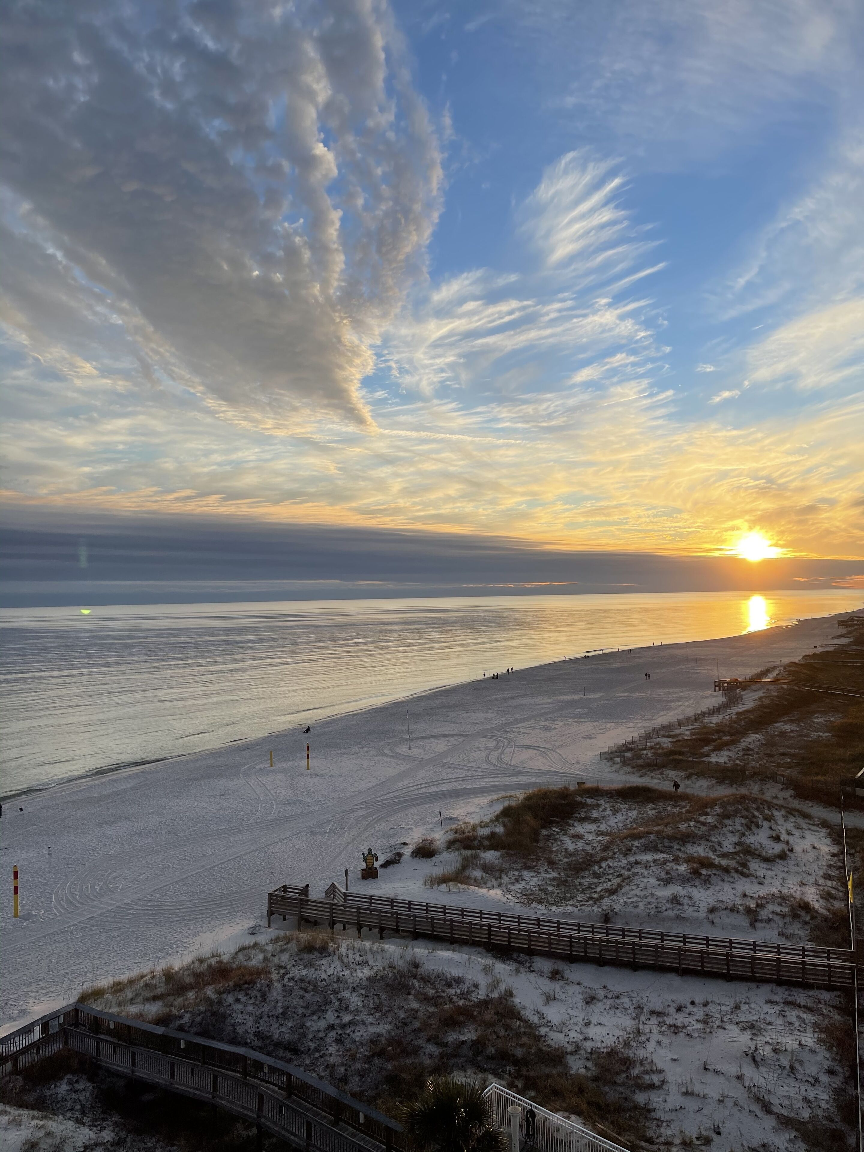 En la playa y camastros 