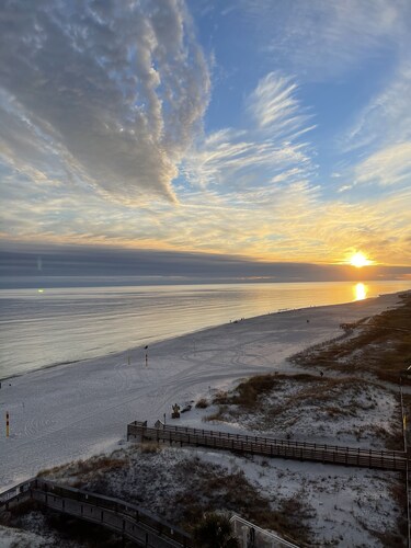 EXTREME MAKEOVER-DISCOUNT PRICING- 200 FIVE STAR REVIEWS-FACING THE BEACH