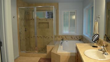 Haartrockner, Handtücher, Seife, Toilettenpapier