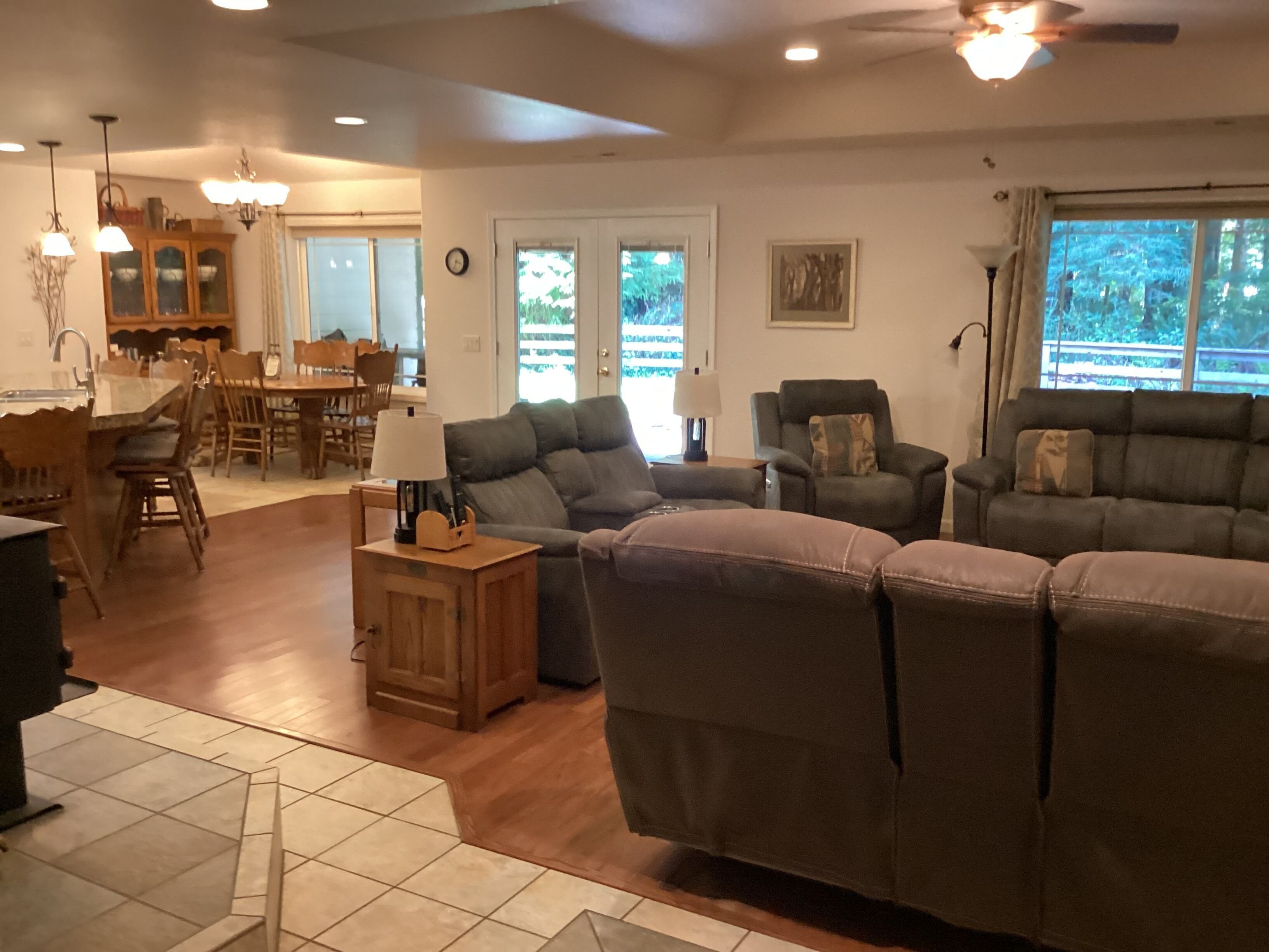 Smart-tv, eldstad, dvd-spelare och bordsfotboll