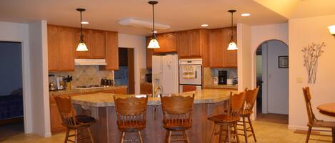 冰箱、微波炉、烤箱、炉灶