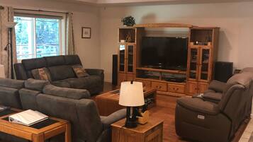 TV connectée, cheminée, lecteur de DVD, baby-foot