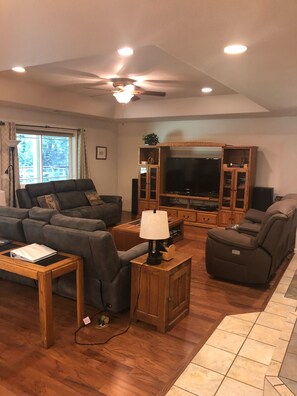 TV connectée, cheminée, lecteur de DVD, baby-foot