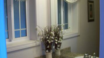 Haartrockner, Handtücher, Seife, Toilettenpapier