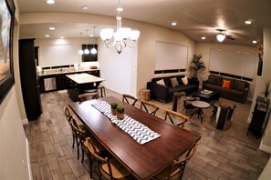 Älytelevisio, takka, DVD-soitin, kirjoja