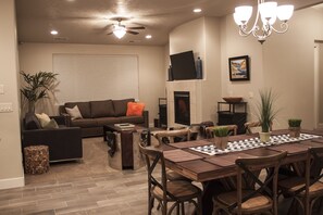 Dining - Perfect Red Rock Getaway: 3 Bd / 2 ba + Best Pools/Park/Trails/SnowCanyon (Santa Clara)